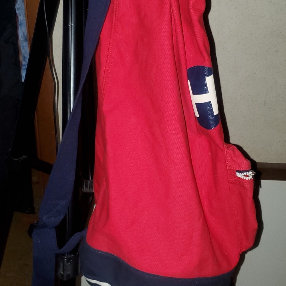 Excellent condition, very rare vintage 90's promotional hilfiger duffel. Likenew - Picture 3 of 4